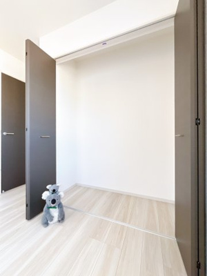 【収納】 | 高崎市飯塚町　新築住宅 | 何度も読んだお気に入りの本、大切な人にもらったバック、子どもが描いてくれた似顔絵。まとめて大事に閉まっておける広々収納 