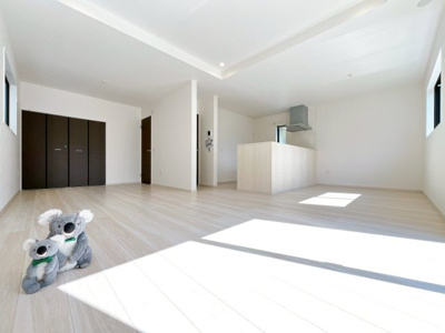 【居間・リビング】 | 高崎市飯塚町　新築住宅 | ≪LDK≫
リビング・ダイニングは白を基調としたシンプルな空間。
雑貨やこだわりの家具など、レイアウトも自由に楽しめます！