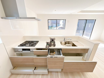 【キッチン】 | 高崎市飯塚町　新築住宅 | お料理をしながら家族との会話が楽しめる対面キッチン。リビングで遊ぶお子様を見守りながらお料理が出来ます。食洗器付きで後片付けも楽ちん♪