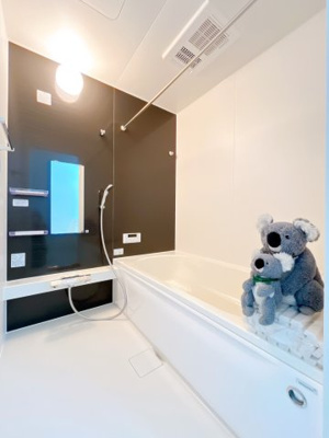【浴室】 | 高崎市飯塚町　新築住宅 | ほどよい優しいライトに包まれたバスルーム。香りの良いバスソルトに身をまかせ、浴槽でゆっくりと深呼吸。一日の疲れが癒されます。