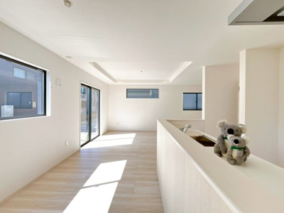 【居間・リビング】 | 高崎市飯塚町　新築住宅 | 窓から差し込む陽光がリビングでくつろぐ家族を暖かく包み込みます。光溢れる空間で子育てする喜び。生活の中心となるLDKで贅沢な時間を家族とお過ごしください。