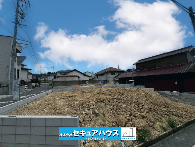 東海市加木屋町三ツ池 全2棟 の外観|■現地外観写真（3号棟）
敷地面積約38坪、建物面積約31坪。
駐車並列3台可能！オプション工事でカーポート設置などいかがでしょうか。その他にも、フェンスなどの「オプション工事」もご提案いたします♪