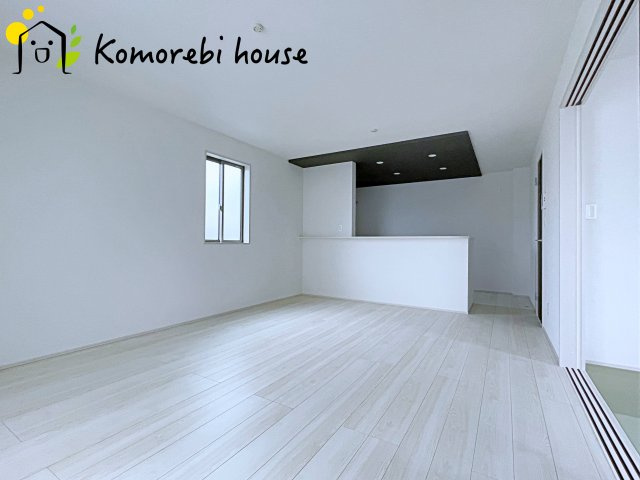 上尾市瓦葺　13期　新築一戸建て　グラファーレ　04の居間・リビング|10/31　撮影