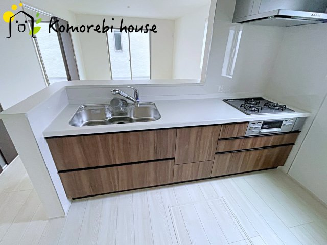 上尾市瓦葺　13期　新築一戸建て　グラファーレ　04のキッチン|10/31　撮影