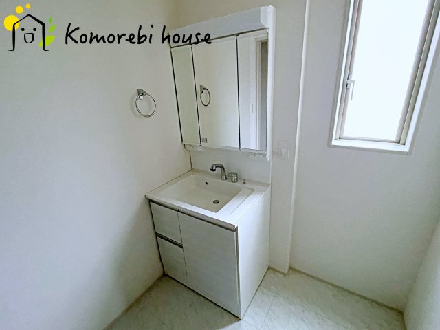 上尾市瓦葺　13期　新築一戸建て　グラファーレ　04の独立洗面台|10/31　撮影