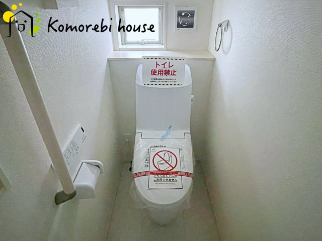 上尾市瓦葺　13期　新築一戸建て　グラファーレ　04のトイレ|10/31　撮影