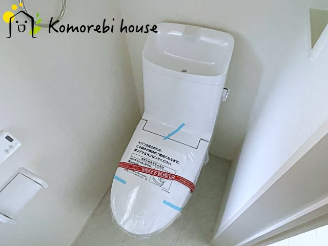 上尾市瓦葺　13期　新築一戸建て　グラファーレ　04のトイレ|10/31　撮影