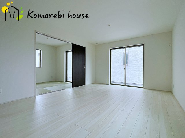 上尾市瓦葺　13期　新築一戸建て　グラファーレ　04の居間・リビング|10/31　撮影