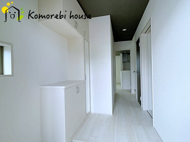 上尾市瓦葺　13期　新築一戸建て　グラファーレ　04の玄関|10/31　撮影