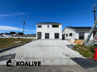 【外観】 | 高崎市箕郷町上芝　新築住宅 | 完成済み！いつでも新生活を始めることができます。
開放感あるLDK！
陽当り、風通しも良い暖かな住まいです。
KOALIVE （コアライブ）【0120-919-727】