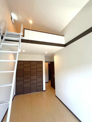  | 南東側６．６帖洋室。階段を上… 