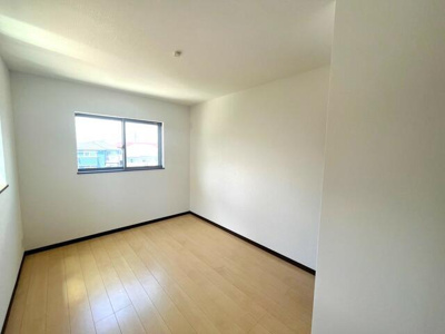  | 北西側の６．６帖洋室。周りは… 