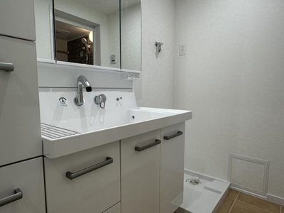  | 清潔感あるホワイト色の洗面台