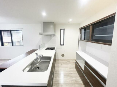  | 背面収納も備えた機能的な対面… 