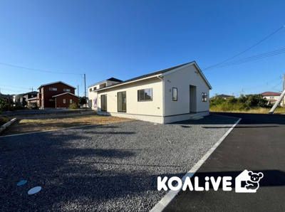 【前面道路含む現地写真】 | 藤岡市本郷　平家　新築住宅 | お庭も駐車スペースも十分な広さ！来客時も安心です。
現地ご案内ツアー開催中！早朝やお仕事帰りのご見学にもすぐ対応致します！見学ご予約はコアライブまでお気軽にお問い合わせ下さい！