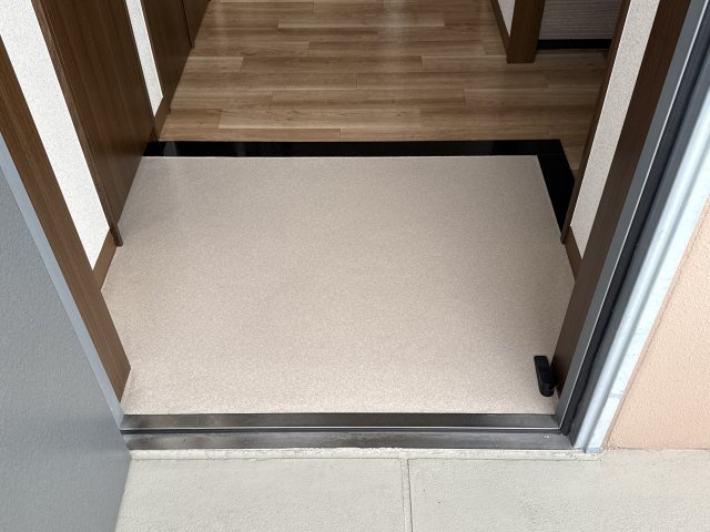 カリヨン三蔵田の玄関