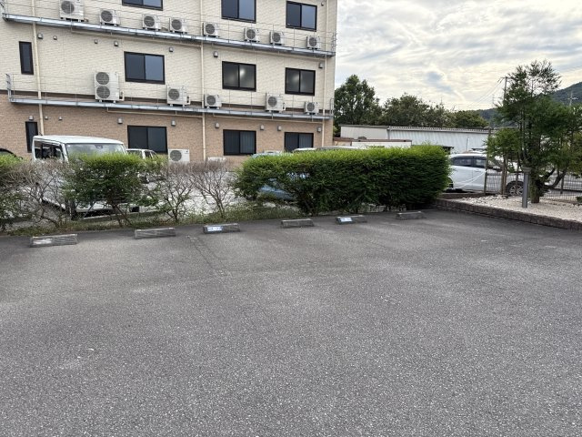 カリヨン三蔵田の駐車場
