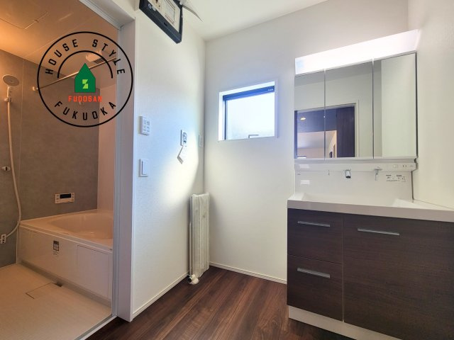 福岡市西区今津第14-4棟（1号棟）の脱衣所|ゆとりの洗面スペースで朝の身支度もスムーズに。暮らしを快適に変えるシャワー付洗面台です！