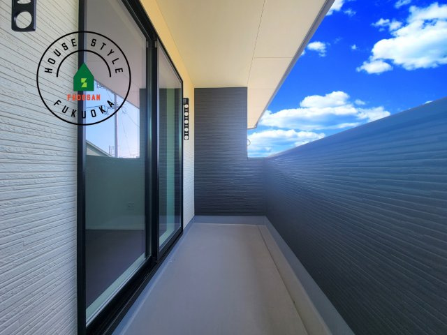 福岡市西区今津第14-4棟（1号棟）のバルコニー|風をしっかりと感じられるバルコニーでは、毎日が洗濯日和です。広々としているので洗濯も楽しくなるでしょうし、気分転換にバルコニーからの眺めを楽しむのもいいでしょう。