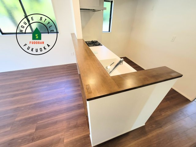 福岡市西区今津第14-4棟（1号棟）のダイニング|キッチンから立ち込める香りが今日の料理を期待させます。