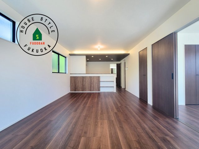 福岡市西区今津第14-4棟（1号棟）の居間・リビング|キッチンからリビングをしっかり確認できます。家族の笑顔があふれる空間になりそうですね。