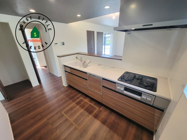 福岡市西区今津第14-4棟（1号棟）のキッチン|ダイニングテーブルへの配膳がラクラク、お料理はかどるカウンター付きシステムキッチン！