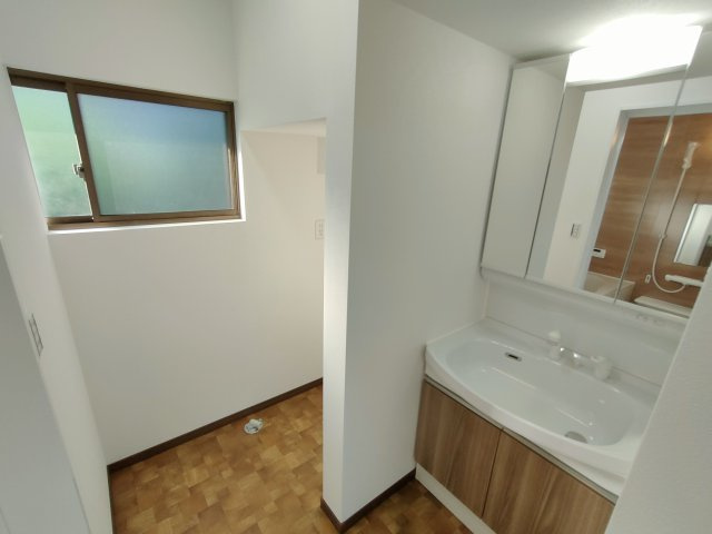 下都賀郡野木町大字友沼-3 リフォーム物件　の独立洗面台|〇洗面所〇
リフォーム済みのきれいな洗面台！気持ちよく朝の身支度ができます（＾＾）
2025年8月撮影