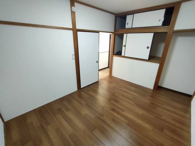 下都賀郡野木町大字友沼-3 リフォーム物件　の洋室|〇2階洋室　6帖〇
バルコニーに面した洋室は日当たり良好です。たっぷりの収納スペースで住空間もスッキリ広々！
2025年8月撮影