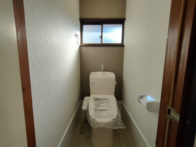 下都賀郡野木町大字友沼-3 リフォーム物件　のトイレ|〇トイレ〇
うれしいタオル掛け付きトイレ♪新品交換済み、温水洗浄便座です。
2025年8月撮影