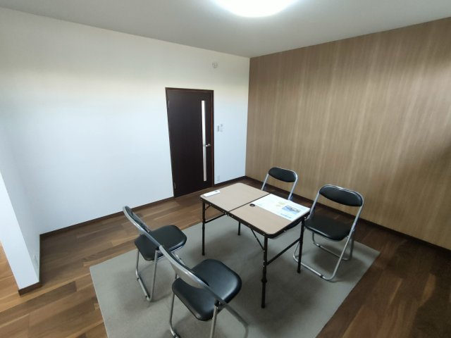 下都賀郡野木町大字友沼-3 リフォーム物件　の居間・リビング|〇リビング〇
落ち着きのある木目調のリビング♪
2025年8月撮影