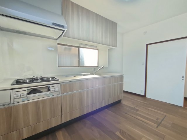 下都賀郡野木町大字友沼-3 リフォーム物件　のキッチン|〇キッチン〇
リフォーム済みシステムキッチン♪窓付きで手元は明るく（＾＾）収納豊富なのも嬉しいポイントです♪
2025年8月撮影