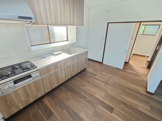 下都賀郡野木町大字友沼-3 リフォーム物件　のキッチン|〇キッチン〇
自然光で明るい対面キッチン♪広々しているので、ご夫婦で会話を楽しみながらお料理をすることができます（＾＾）
2025年8月撮影