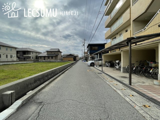 姫路市飾磨区付城1丁目/売土地の前面道路含む現地写真