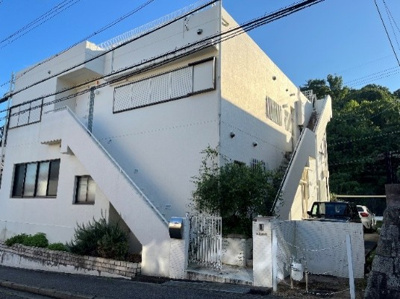 【外観】 | 中山五月台事務所・倉庫兼戸建て | 東側からの外観。すっきりとした白い外観