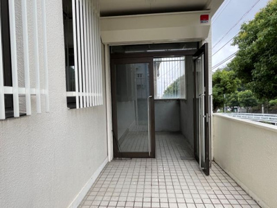 【その他】 | 中山五月台事務所・倉庫兼戸建て | 1階事務所倉庫の入口です。