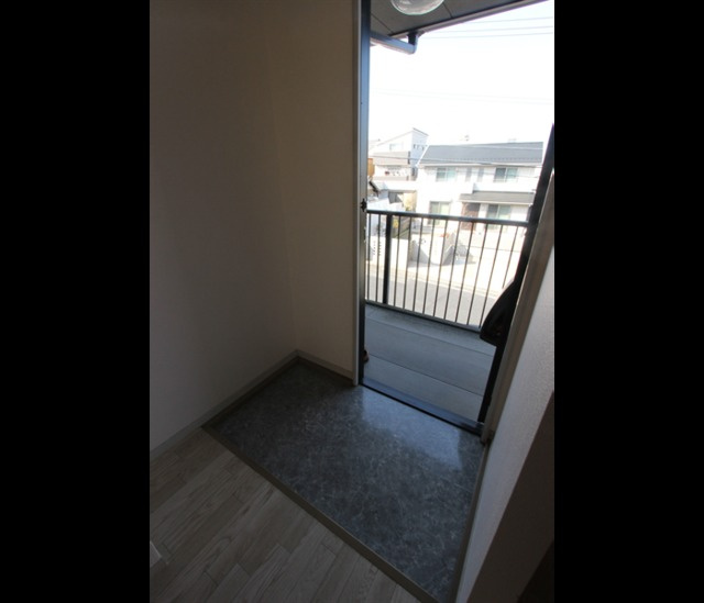 ソレイユトリスの玄関|写真はイメージです。色仕様は現況優先になります。