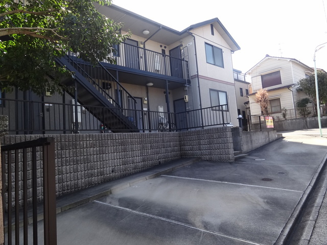 ソレイユトリスの駐車場