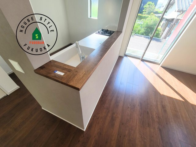 福岡市西区今津第14-4棟（3号棟）のダイニング|キッチンから立ち込める香りが今日の料理を期待させます。