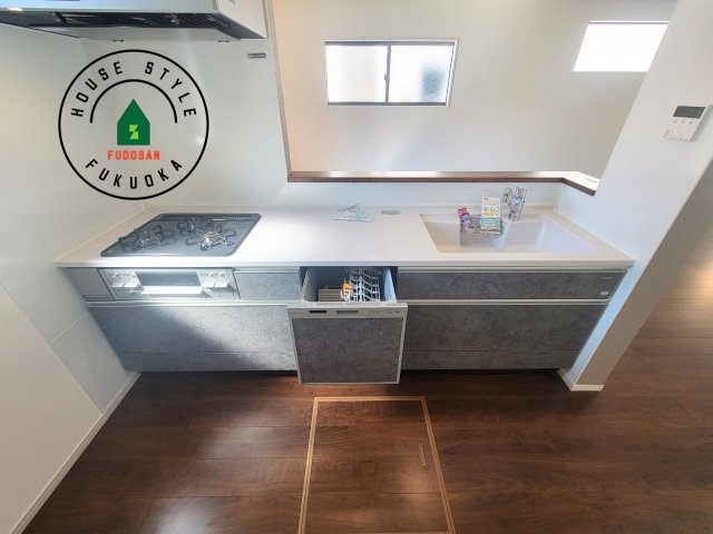 福岡市西区今津第14-4棟（3号棟）のキッチン|ご家族を近くに感じられる対面キッチンのLDK。会話もはずみそうですね。