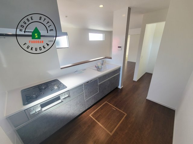 福岡市西区今津第14-4棟（3号棟）のキッチン|ダイニングテーブルへの配膳がラクラク、お料理はかどるカウンター付きシステムキッチン！