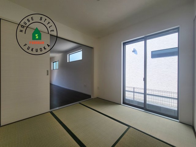福岡市西区今津第14-4棟（3号棟）の和室|和室を上手に活用すると暮らし方の幅が広がります。例えば普段は開け放して、子供の小さいうちはお昼寝や遊びのスペースに。畳はソフトなので転んでもケガをしにくく安心です
