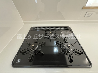 【キッチン】 | 藤枝市志太5丁目 3期 新築一戸建て 1号棟 | 3口ガスコンロ