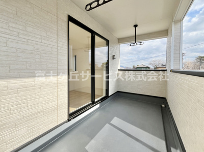 【バルコニー】 | 藤枝市志太5丁目 3期 新築一戸建て 1号棟 | 開放的で明るい空間を演出してくれるバルコニーです