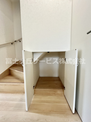 【収納】 | 藤枝市志太5丁目 3期 新築一戸建て 1号棟 | 階段下が収納になっています
