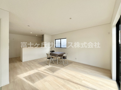 【居間・リビング】 | 藤枝市志太5丁目 3期 新築一戸建て 1号棟 | LDK16.5帖