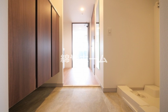 ワールドアイ大阪城EASTアドバンスの玄関|収納もある玄関です