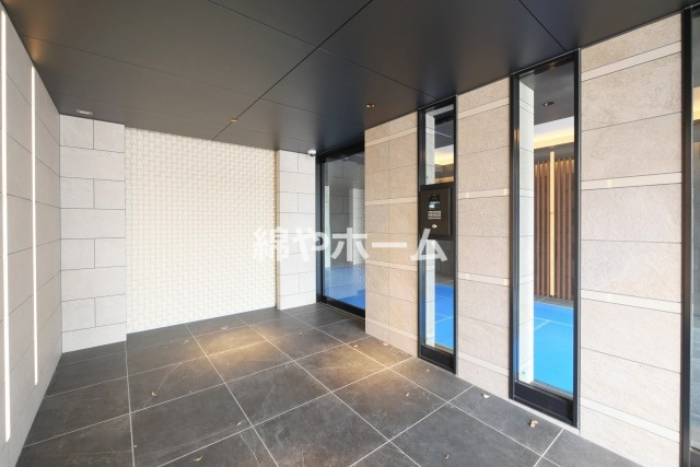 ワールドアイ大阪城EASTアドバンスのロビー|建物の内部です