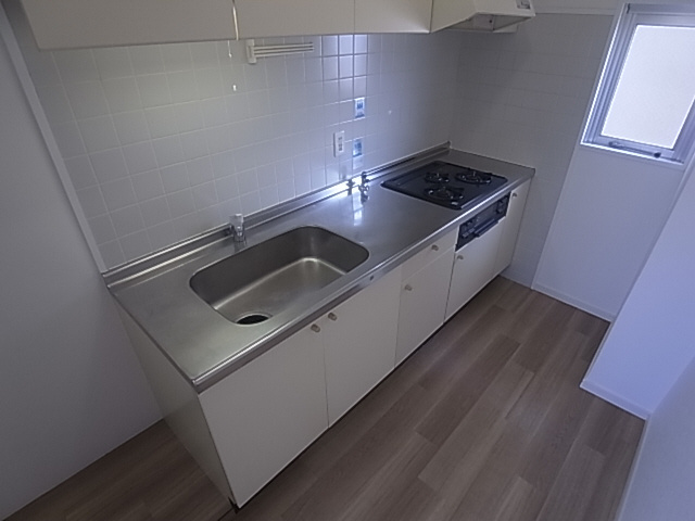 神戸市須磨区行幸町１丁目の賃貸マンションのキッチン|システムキッチン（ガス３口）