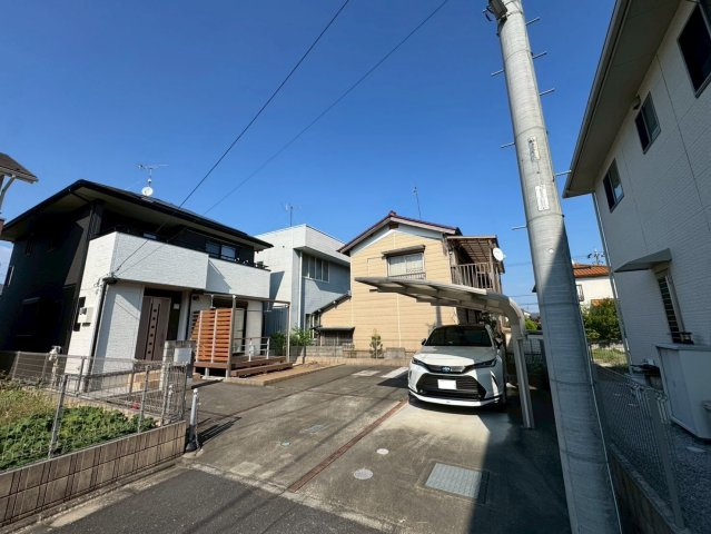 -三丁目不動産-　熊谷市円光2丁目　平成24年築の前面道路含む現地写真