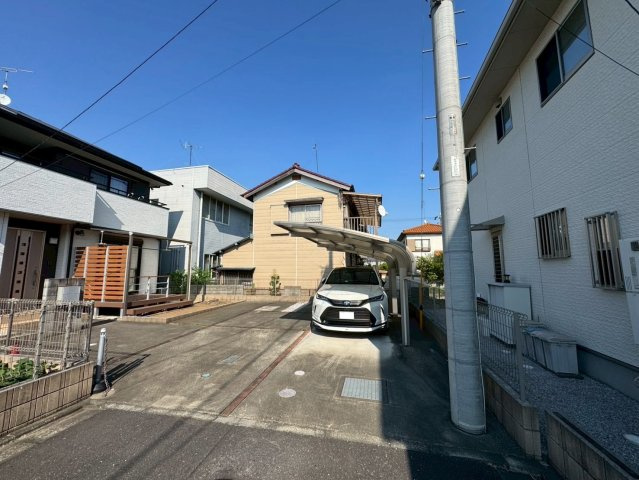-三丁目不動産-　熊谷市円光2丁目　平成24年築の前面道路含む現地写真